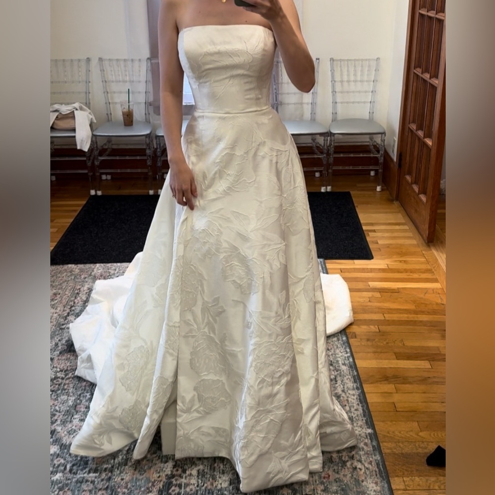New unaltered wedding gown size 4